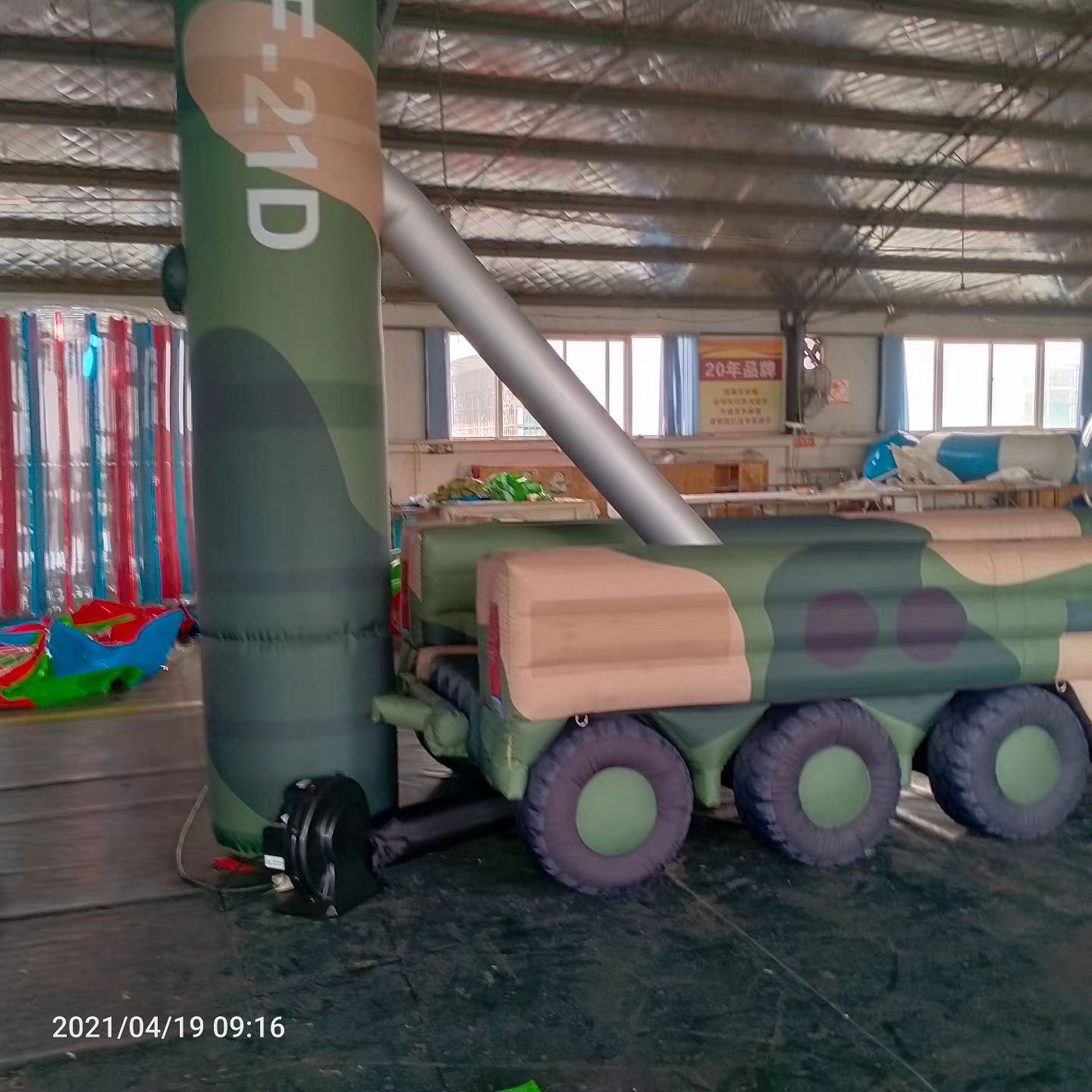 余姚军事演习中的充气目标车辆：模拟发射车雷达车坦克飞机